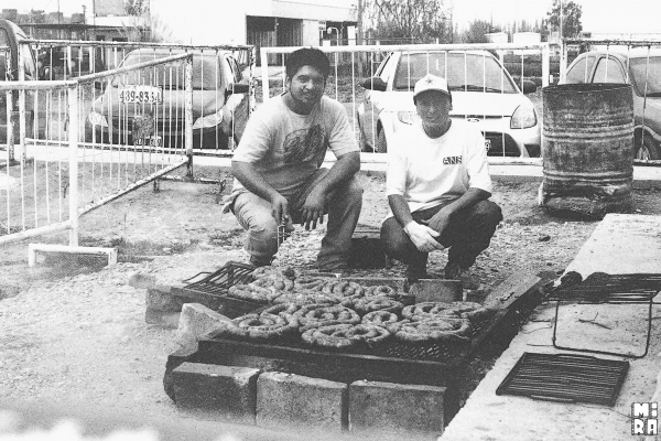 Dario y Pele acargo de la choripaneada. Foto: Manu Urbano