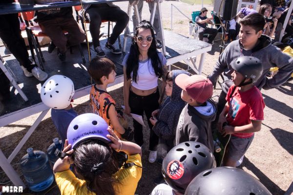 Sammy con la escuelita de skate. Foto: Simón Campos