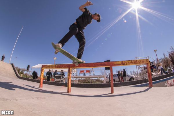 Tito Fernando, Fs 180 fakie crooked. Foto: Simón Campos