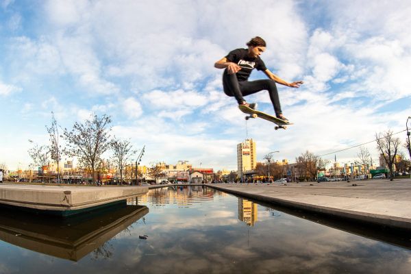 Agus Brarda, ollie en Neuquén. Foto: Manu Urbano