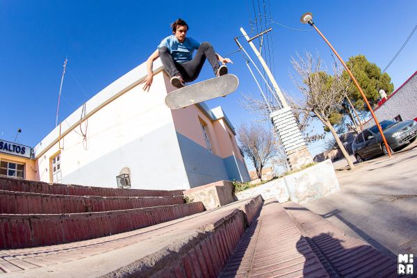 Agus Brarda, flip en Cinco Saltos. Foto: Manu Urbano