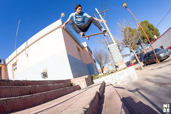 Agus Brarda, ollie en Cinco Saltos. Foto: Manu Urbano