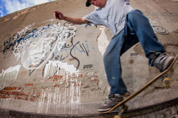 Pele Carlesso, bs crooked en el cementerio. Foto: Diego Torrontegui