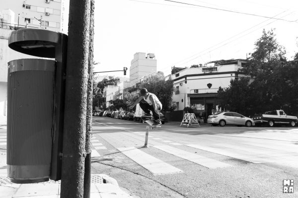 Ollie por Palermo. Foto: Manu Urbano